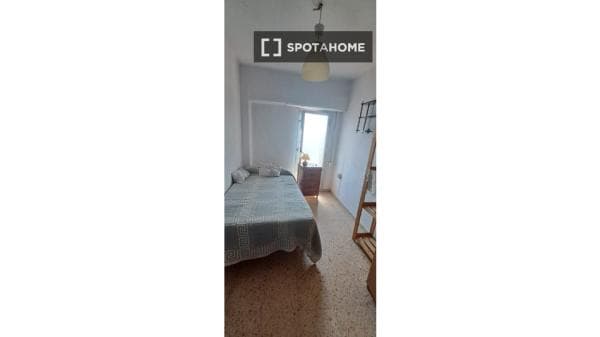 Habitación en piso compartido en valencia. photo 1