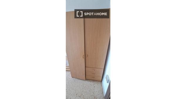 Habitación en piso compartido en valencia. thumbnail 1
