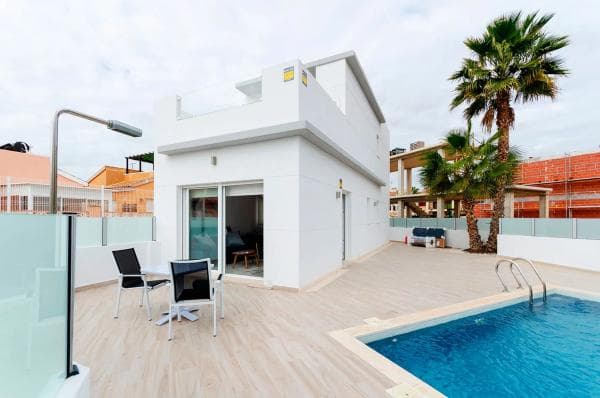 Chalet independiente en venta en Barrio La Siesta - El Salado - Torreta, Torrevieja
photo 1