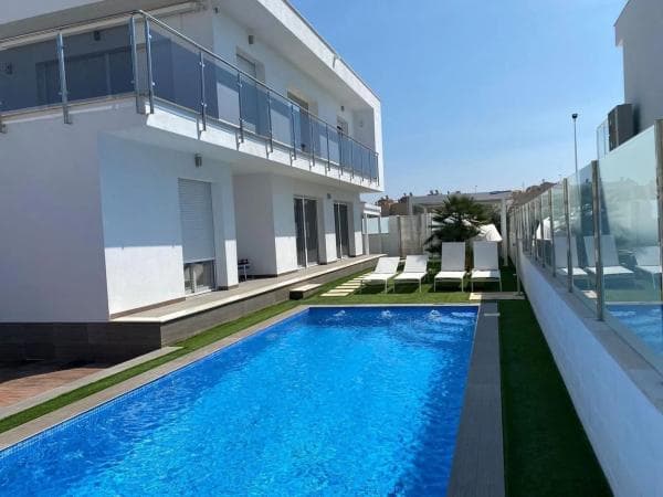 Casa independiente en calle Malta thumbnail 2