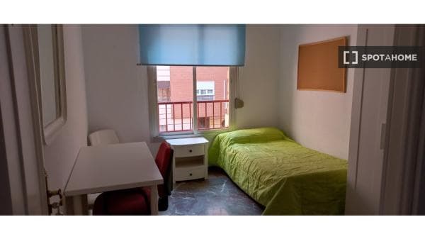 Se alquila habitación en piso compartido en Joaquina Eguaras. thumbnail 1