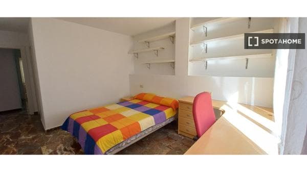 Se alquila habitación en piso compartido en Joaquina Eguaras. photo 1