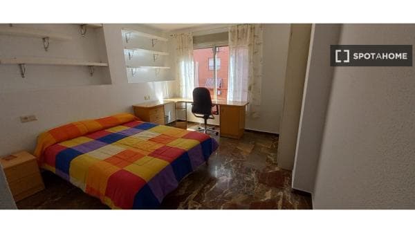 Se alquila habitación en piso compartido en Joaquina Eguaras. thumbnail 1