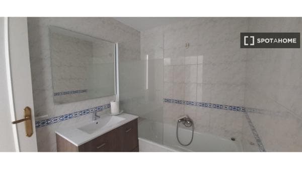 Se alquila habitación en piso compartido en Joaquina Eguaras. thumbnail 2