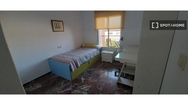 Se alquila habitación en piso compartido en Joaquina Eguaras. photo 1