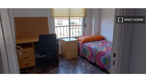 Se alquila habitación en piso compartido en Joaquina Eguaras. thumbnail 1