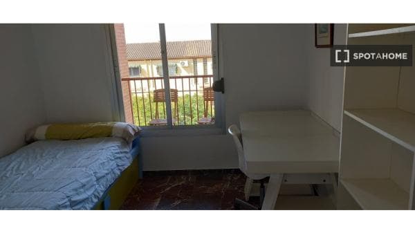Se alquila habitación en piso compartido en Joaquina Eguaras. thumbnail 1