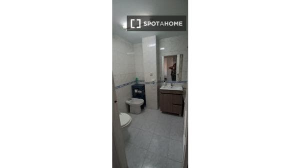 Se alquila habitación en piso compartido en Joaquina Eguaras. thumbnail 2
