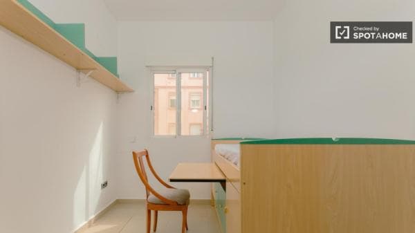 Se alquila habitación en piso de 4 dormitorios en Benicalap, Valencia photo 1