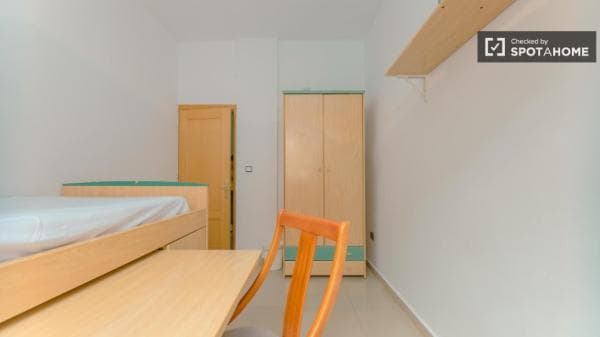 Se alquila habitación en piso de 4 dormitorios en Benicalap, Valencia thumbnail 2