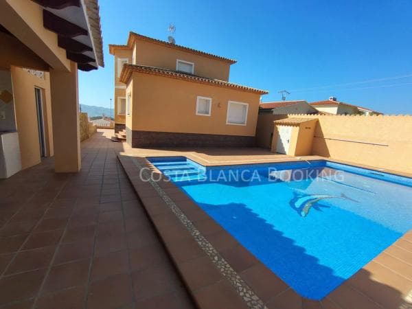 Casa independiente en calle Sierra Morena thumbnail 2
