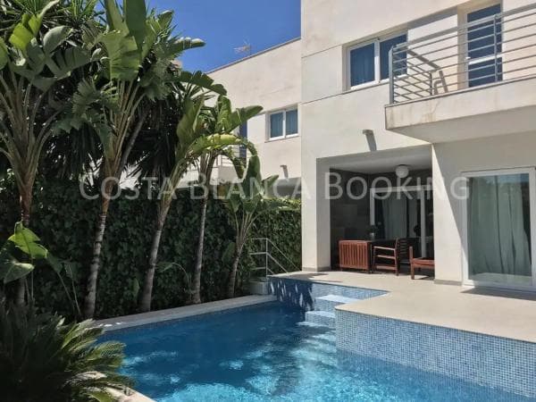 Chalet pareado en calle els Arcs thumbnail 2