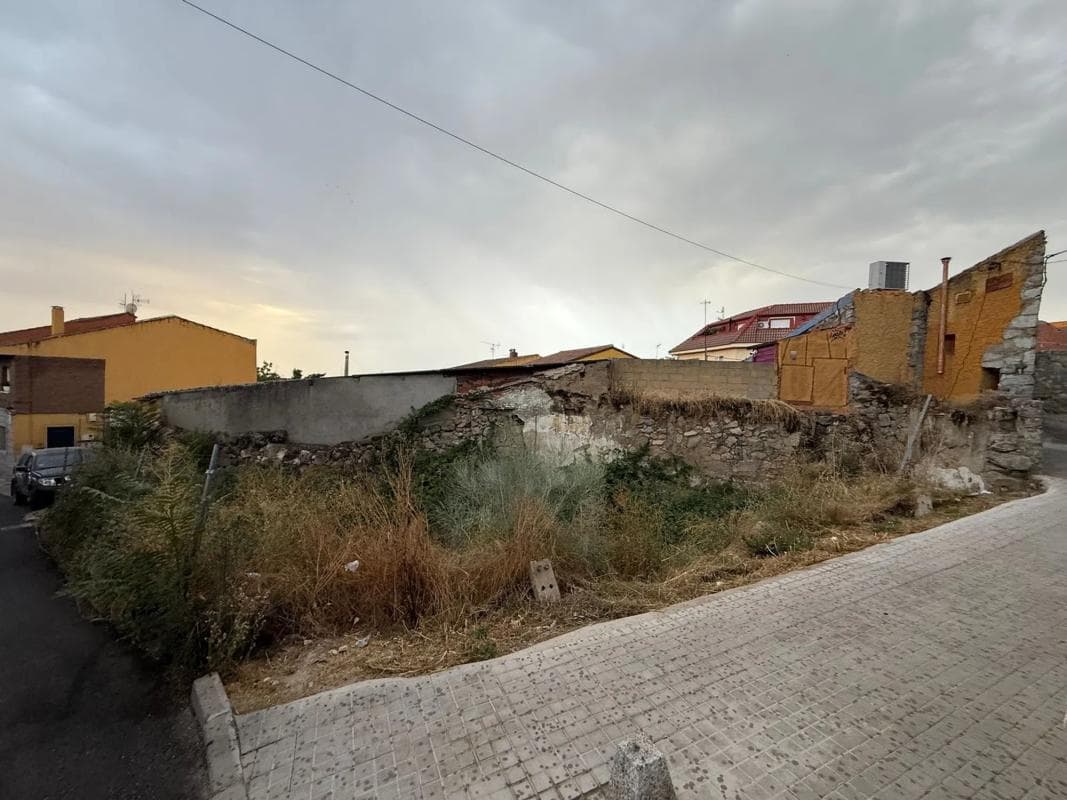 Terreno en venta en Valdemorillo, Madrid photo 3