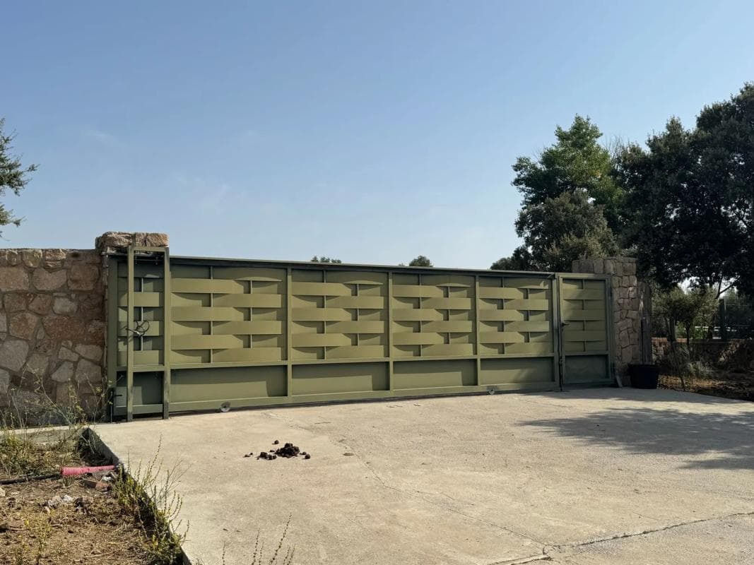 Terreno en venta en Valdemorillo, Madrid photo 3