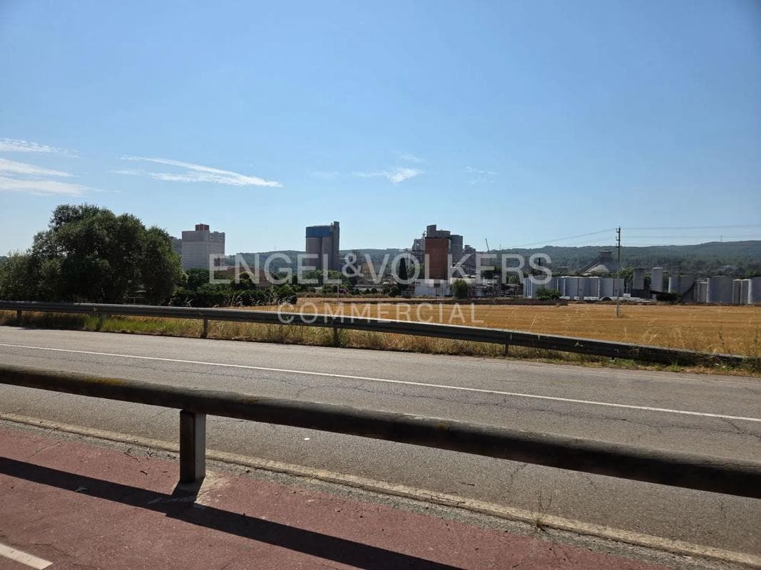 Terreno en venta en Santa Margarida i els Monjos, Barcelona photo 3