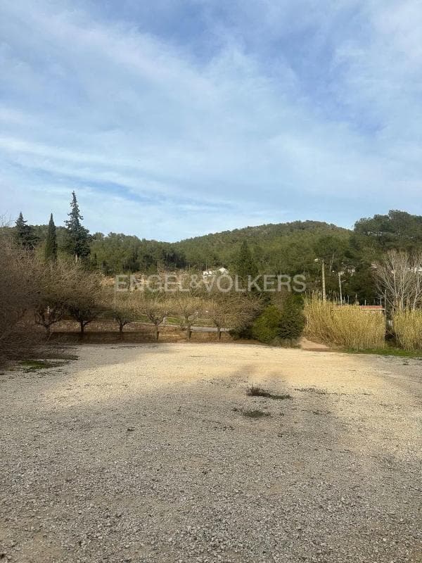 Terreno en venta en Torrelles de Llobregat, Barcelona photo 2