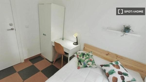 Se alquila habitación compartida en Casería de Montijo, Granada thumbnail 1
