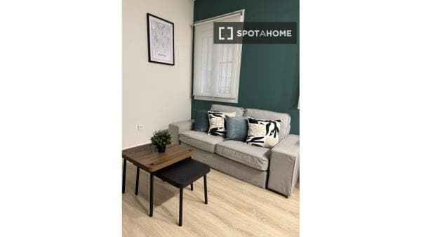 Apartment for rent in C. de Domingo Pérez del Val , Madrid thumbnail 1