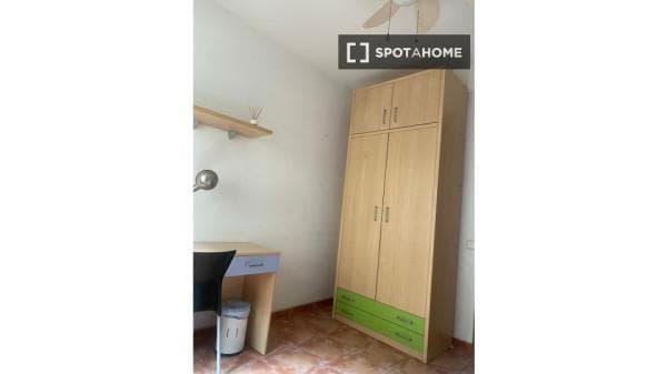 Habitación en piso compartido en barcelona. thumbnail 1