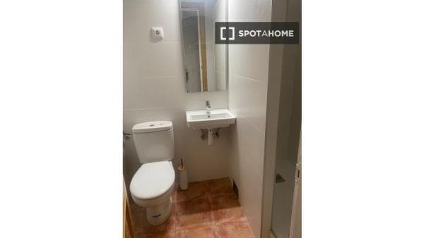 Habitación en piso compartido en barcelona. thumbnail 2
