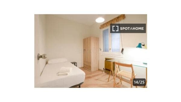 Habitación en piso compartido en barcelona. photo 1