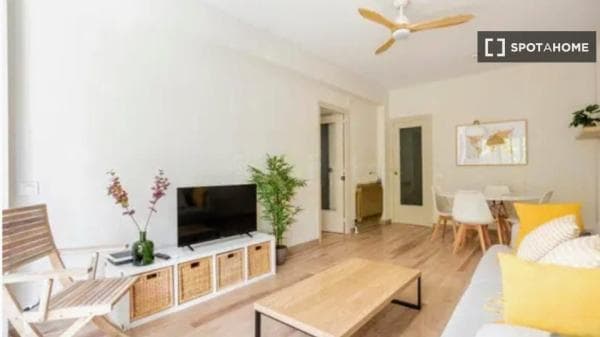Habitación en piso compartido en barcelona. photo 1