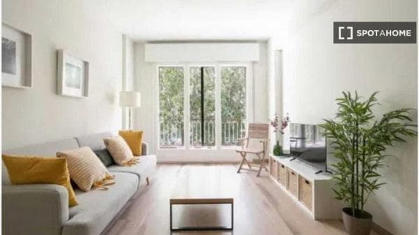 Habitación en piso compartido en barcelona. thumbnail 2