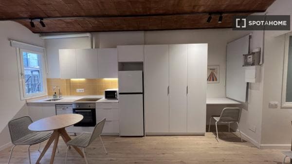 Estudio en alquiler en Carrer del Roser, Barcelona photo 1
