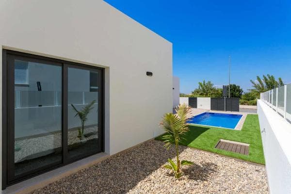Casa independiente en calle Ruperto Chapi s/n thumbnail 2