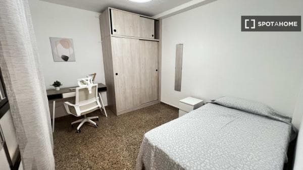 Se alquila habitación en Burjassot, Valencia. photo 1