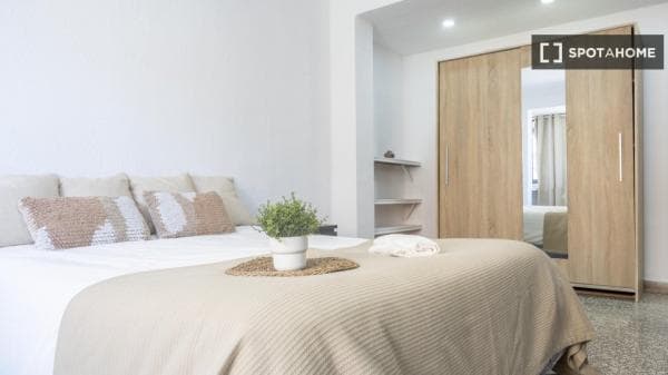 Preciosa habitación en alquiler en Valencia photo 1