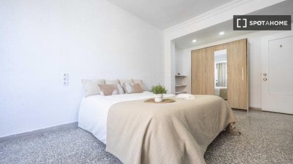 Preciosa habitación en alquiler en Valencia thumbnail 1