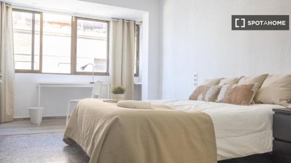 Preciosa habitación en alquiler en Valencia thumbnail 2