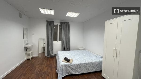 Habitación en piso compartido en barcelona. photo 1