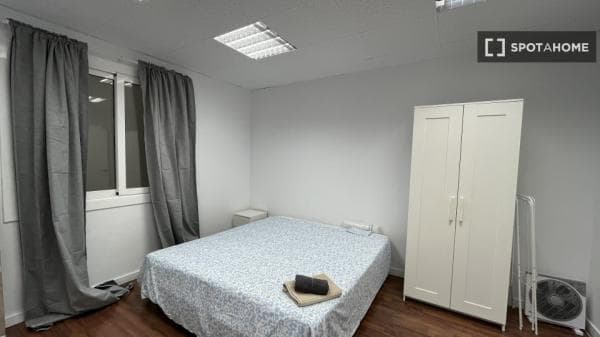 Habitación en piso compartido en barcelona. thumbnail 1