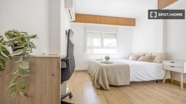 Habitación en piso compartido en valència photo 1