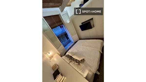 Habitación en piso compartido en barcelona. thumbnail 1