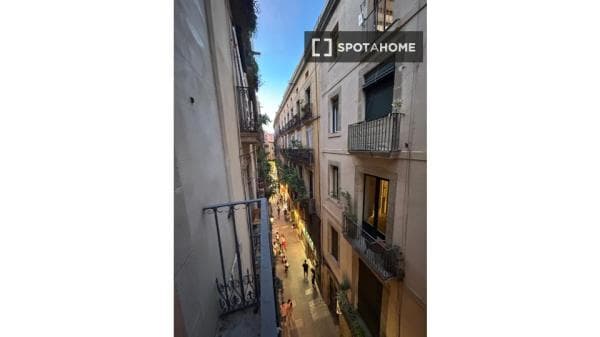Habitación en piso compartido en barcelona. thumbnail 2