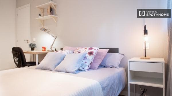 Se alquila habitación en piso de 4 dormitorios en Aluche, Madrid photo 1