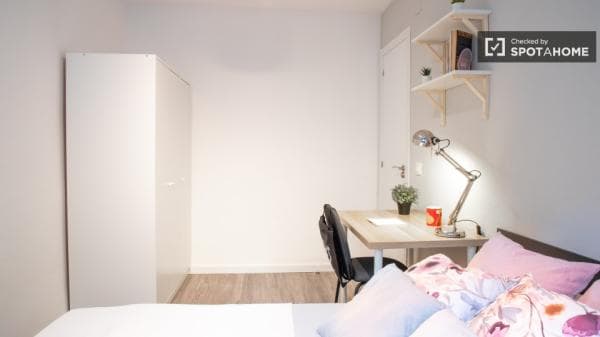 Se alquila habitación en piso de 4 dormitorios en Aluche, Madrid thumbnail 1