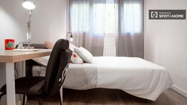 Se alquila habitación en piso de 4 dormitorios en Aluche, Madrid thumbnail 2