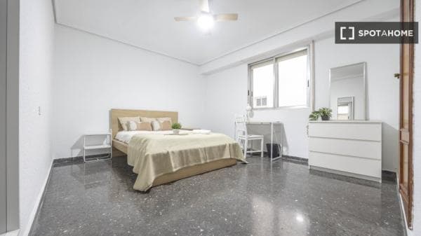 Habitación en piso compartido en valència photo 1