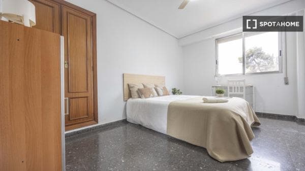 Habitación en piso compartido en valència photo 1