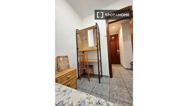 Habitación en piso compartido en barcelona. thumbnail 1