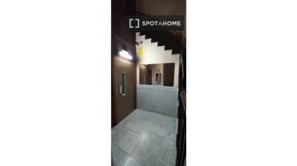 Habitación en piso compartido en barcelona. thumbnail 2