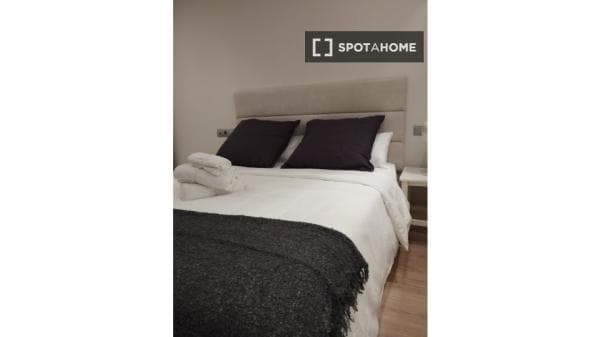 Habitación en piso compartido en barcelona. thumbnail 1