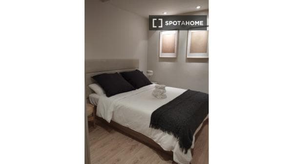 Habitación en piso compartido en barcelona. thumbnail 2