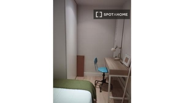 Habitación en piso compartido en barcelona. thumbnail 2