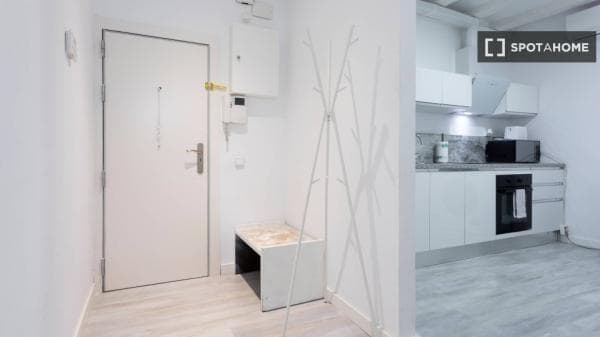Habitación en piso compartido en barcelona. thumbnail 2