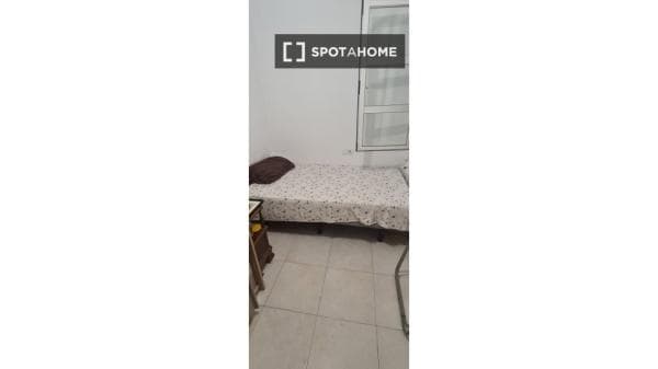 Habitación en piso compartido en barcelona. thumbnail 1